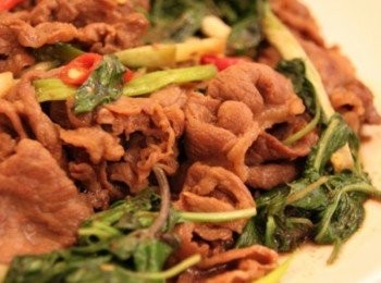 step1: 先把羊肉洗淨，倒入麻油把薑片和蒜頭爆香，等香氣出來時再依序放入羊肉、辣椒、加入少許米酒和魚露醬油，轉中大火把羊肉先炒一下，再放入青蔥和九層塔，香噴噴極美味的三杯羊肉即可呈盤上桌享用！！！