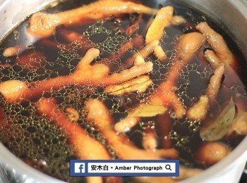step3: <a href="https://bit.ly/3kLFTWO" target="_blank" data-keyword="雞腳" class="guide-link"><strong>雞腳</strong></a> <span style="display:inline-block;vertical-align:middle;margin-top:-3px;color:initial;border-radius:3px;padding:2px 3px;font-size:12px;line-height:14px;background:#87d300;color:#fff;">即買</span> 滷好後，撈起來盛盤。