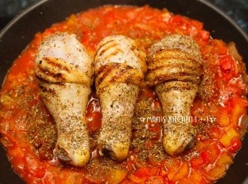 step5: 最後將雞肉放入我們的炒料中，並加入綜合香料與白酒蓋上鍋蓋，燉煮45~60分鐘直到雞肉熟透且入味，起鍋前再加入少許的鹽調味就完成了喔。