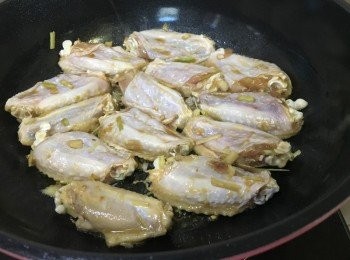 step3: 易潔鑊加少許油中火加入<a href="https://bit.ly/3zHU5V3" target="_blank" data-keyword="雞翼" class="guide-link"><strong>雞翼</strong></a> <span style="display:inline-block;vertical-align:middle;margin-top:-3px;color:initial;border-radius:3px;padding:2px 3px;font-size:12px;line-height:14px;background:#87d300;color:#fff;">即買</span> 煎香, 雞皮向下, 香茅料不用加入鑊子中(因為易煎焦)