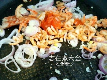 step3: 炒香蒜蓉及乾蔥頭後，落蝦米及咸蛋黃炒至出油