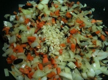 step6: 待聞到香菇、洋蔥和紅蘿蔔的香氣後，放入步驟3的蒜頭碎，拌炒。