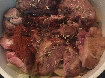 step5: 接著放入羊肉塊，馬玲薯、地瓜，再加入紅椒粉、蕃紅花、茴香籽。