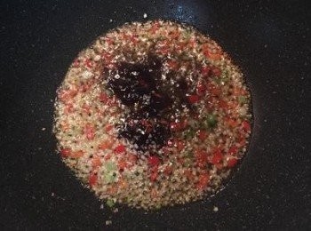 step5: 炒鍋中放一點油，炒香蒜泥、蔥白、辣椒，再加入所有調味料，