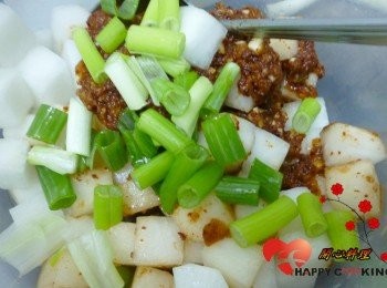 step3: 加入蘿蔔和蔥段,灑一些黑芝麻