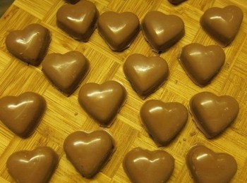 step5: 倒出心心模, 多餘的朱古力可用刀切邊