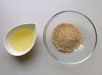 step10: 將麵糰抹上蛋清，沾上白芝麻。