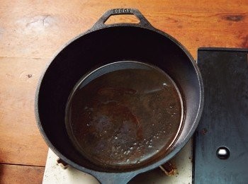 step1: 將深鍋以中火加熱60秒左右，手置於鍋面上方可感受到熱度後，倒入沙拉油，讓油均勻布滿鍋面。