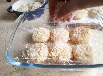 step9: 器皿內放上保鮮紙墊底 , 放上一層薯餅後灑少許麵包糠