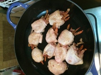 step12: 8)先用中火將其中一邊煎大約2分鐘(圖12),途中不要碰它待它煎熟(圖12)你會看到雞肉會漲了起來的這個時候才轉另一邊再煎大約2分鐘吧。