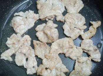 step2: 鍋內放少許油將肉片兩面煎熟