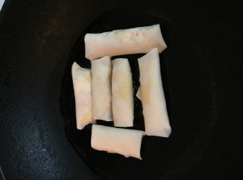 step4: 把穫加油燒熱，用慢火煎至金黃色，大約十分鐘左右，便可上碟。