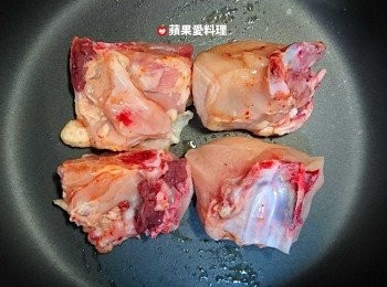 step3: 取鍋放入雞肉，雞皮面朝下，開中火慢煎（不用放油）。