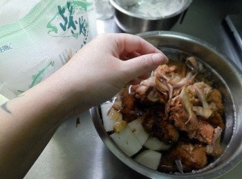 step6: 起湯鍋放入適當的水(蓋過<span class="group_1">食材</span>以上)再把白蘿蔔、排骨、柴魚花、金針加入<span class="group_4">調味料</span>，放入大同電鍋蒸煮。 請勿用瓦斯煮哦~因為排骨外皮易散開!若要用瓦斯煮，請將湯頭煮好，起鍋前最後下排骨即可。