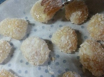 step6: 將帶子兩邊印上一層薄油,光波爐預熱200c用高架