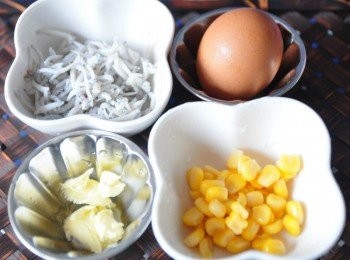 step1: 備料:吻仔魚、雞蛋、玉米粒、奶油