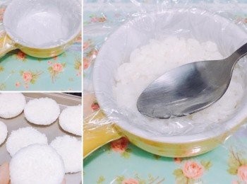 step3: 飯堡做法：器皿上先放保鮮紙，再放珍珠飯，用匙稍為按壓至成形。

預熱焗爐200度，飯堡焗5分鐘。