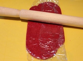 step6: 用麵粉棍在上面,向上下左右輕壓至麵糰約半厘米厚