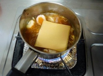 step2: 將泡菜鍋(全部<span class="group_1">食材</span>)放入鍋中加片起司增加湯頭濃郁度