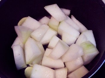 step7: 燒熱少許油,爆香薑片,下冬瓜炒至開始變透明。