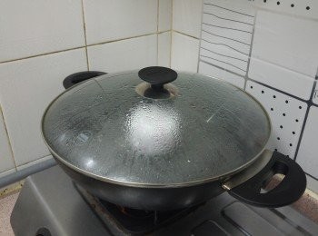 step4: 中火蒸8分鐘（蒸的全程要蓋上碗蓋，如無茶碗，用錫紙蓋面以防倒汗水滴在蛋面)。

-------**蒸的時間按容器大小厚薄及爐具火力自行調節