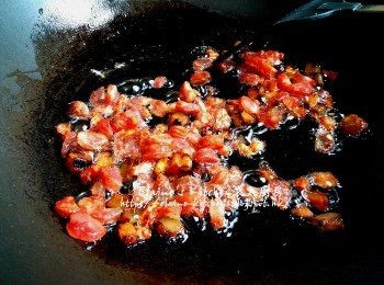 step3: 燒紅鑊 , 將臘腸粒及臘肉粒入鑊炒香