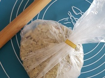 step4: 再將(1)先前混合好蛋和乳酪加上,最後加入紅苺乾、包在保鮮紙或膠袋內、(搓成之麵糰放回雪柜雪上半小時)