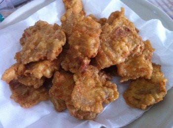 step3: 以中火炸至金黃色酥脆，然後盛起吸乾油分即可。