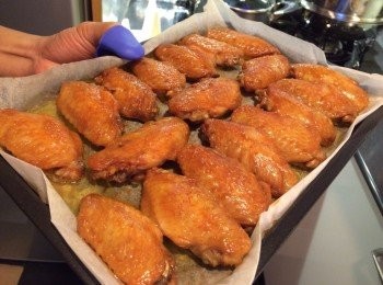 step4: 用200度焗30分鐘。再反轉<a href="https://bit.ly/3zHU5V3" target="_blank" data-keyword="雞翼" class="guide-link"><strong>雞翼</strong></a> <span style="display:inline-block;vertical-align:middle;margin-top:-3px;color:initial;border-radius:3px;padding:2px 3px;font-size:12px;line-height:14px;background:#87d300;color:#fff;">即買</span> 焗30分鐘完成。