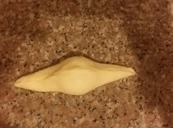 step5: 因應自己的喜好造型。這是我的打結造型。把造好的麵糰排放在焗盤上第二次發酵。