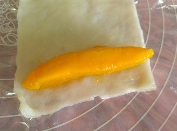 step4: 加上芒果卷成卷狀。