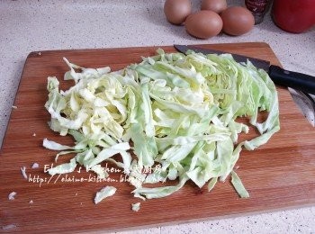 step4: 蔥大部份切粒 , 小部份切幼絲 , 椰菜洗淨切幼絲