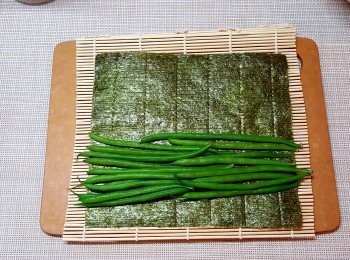 step4: 將豆平均地放在紫菜上。