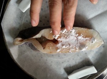 step4: 將魚放上牛油紙上,再每邊搽上一層生粉(生粉作用會令魚更脆)
