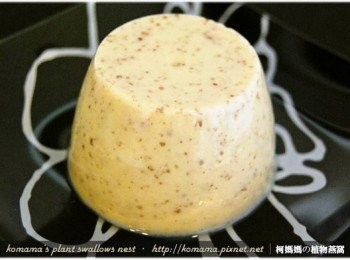 step5: 黑木耳雪綿酪係於黑木耳養生露中，搭配各種知名調味鮮乳為主要<span class="group_1">食材</span>， 利用土雞蛋本身蛋白質受熱而產生膠性的特質，進而孕化成細雪般入口即化的獨創口感與紮實滋味，有鮮奶、抹茶、芝麻、堅果、咖啡及可可等風味。