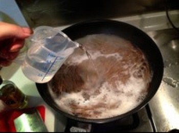 step3: 鍋裡放水煮開然後放入蕎麥麵，蓋上鍋蓋，等水開了，接一次水，再蓋上蓋子煮開。