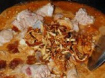 step7: 調入沒過排骨的料酒，生抽，老抽，冰糖和陳皮，大火煮開轉小火燉1個小時左右