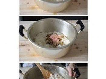 step10: 迅速將醋飯切成幾塊後大致翻攪幾下。倒入嫩薑和香菇末。混合均勻