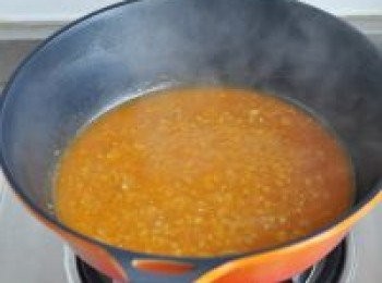 step6: 依次放入：蕃茄醬糖鹽。兌水和<span class="group_1">食材</span>齊平，大火煮到粘稠微幹。