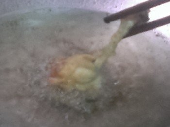 step3: 用醃料醃約20分。 擦乾水分，沾上薄薄一層麵粉，中火炸約5分即可。