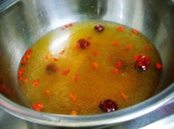 step5: 湯鍋擺入當歸1片ˊ紅棗8~10個ˊ枸杞子1茶匙ˊ水100ccˊ鹽少許ˊ煮沸ˊ
然後改以中小火讓味道釋放出來ˊ略為放涼後倒入紹興酒拌勻備用