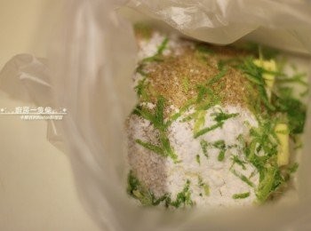 step3: 【<span class="group_1">菠蘿酥粒</span>】冰的無鹽奶油切小塊，與二砂糖、中筋麵粉一起放入塑膠袋中搓揉混合。