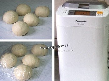 step2: 取出麵糰先將麵糰裡的氣體擀出來
這次我將麵糰等分成五份
做成比較小塊的《佛卡夏麵包》

等分成五份的麵糰各別揉成糰
蓋上保鮮膜靜置約 10 分鐘左右讓麵糰鬆弛
也謝謝我的 105T 讓我輕鬆的完成揉麵的工作~ :)