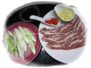 step1: 牛仔骨解凍後，以廚房紙印乾水分；調味料拌勻。