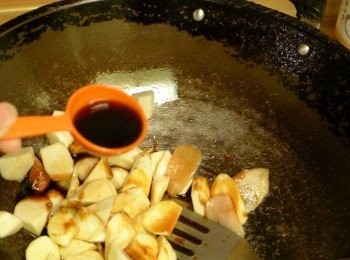 step4: 加入茭白筍、淋上米酒、香菇素蠔油、淬釀醬油露、水、糖，灑些許白胡椒粉，以中大火翻炒均勻