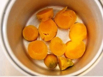 step2: 將地瓜去皮後，放切成塊，放入電鍋中，直接蒸熟至軟。