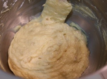 step4: 麵粉+發粉過篩後加入牛油混合物中