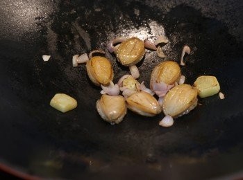 step2: (5) 熱鑊下油，先爆香薑片及乾蔥後加入鮑魚略炒