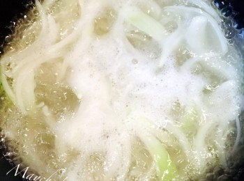 step1: 洋蔥洗淨切絲。先煮滾雞湯，放入洋蔥以中火煮軟。