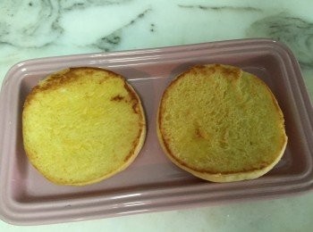 step4: 土司需煎成邊呈現小小啡色及把牛油都吸收。